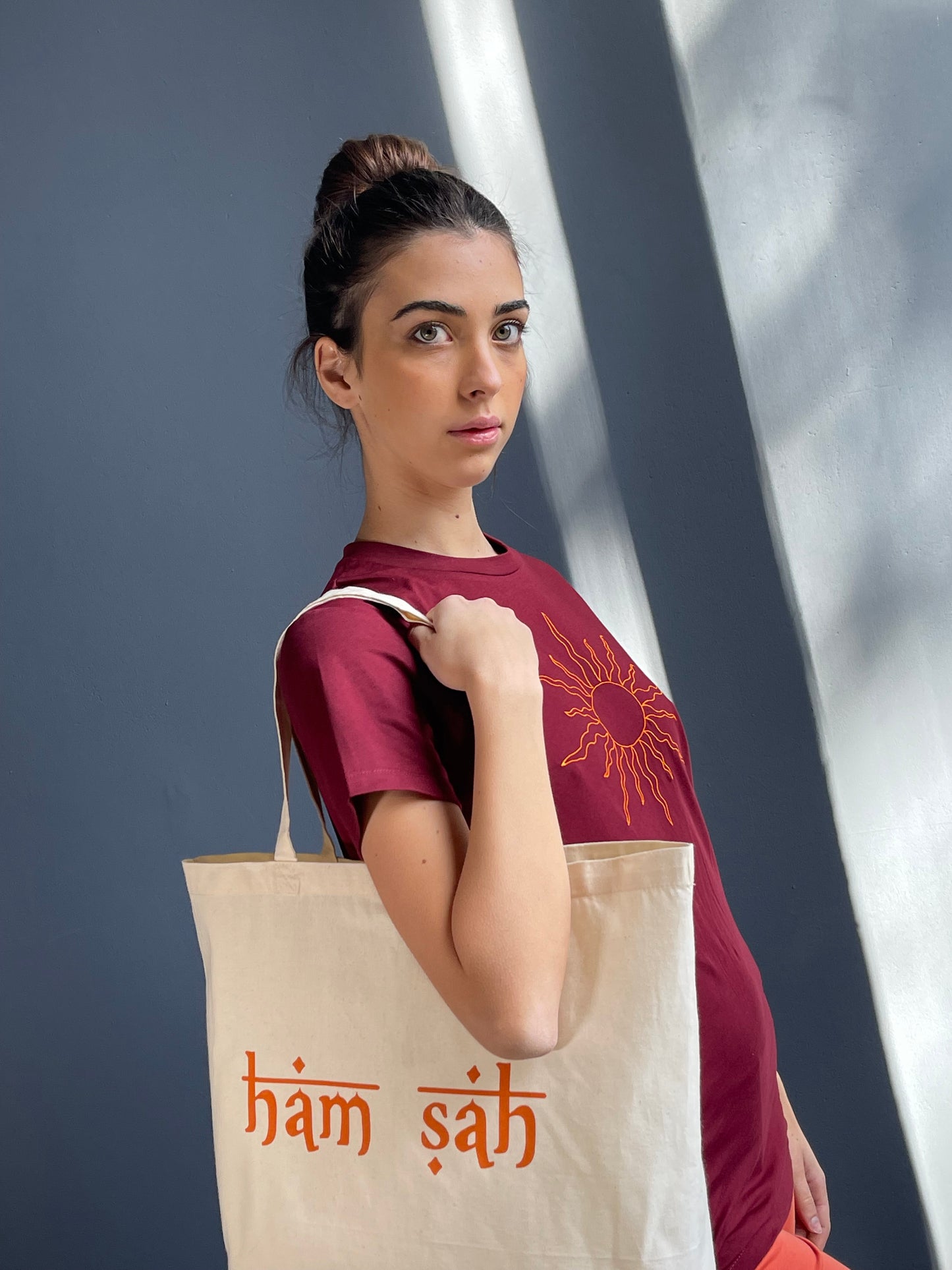 T-shirt bordeaux yoga realizzata artigianalmente in Italia con ricamo sole