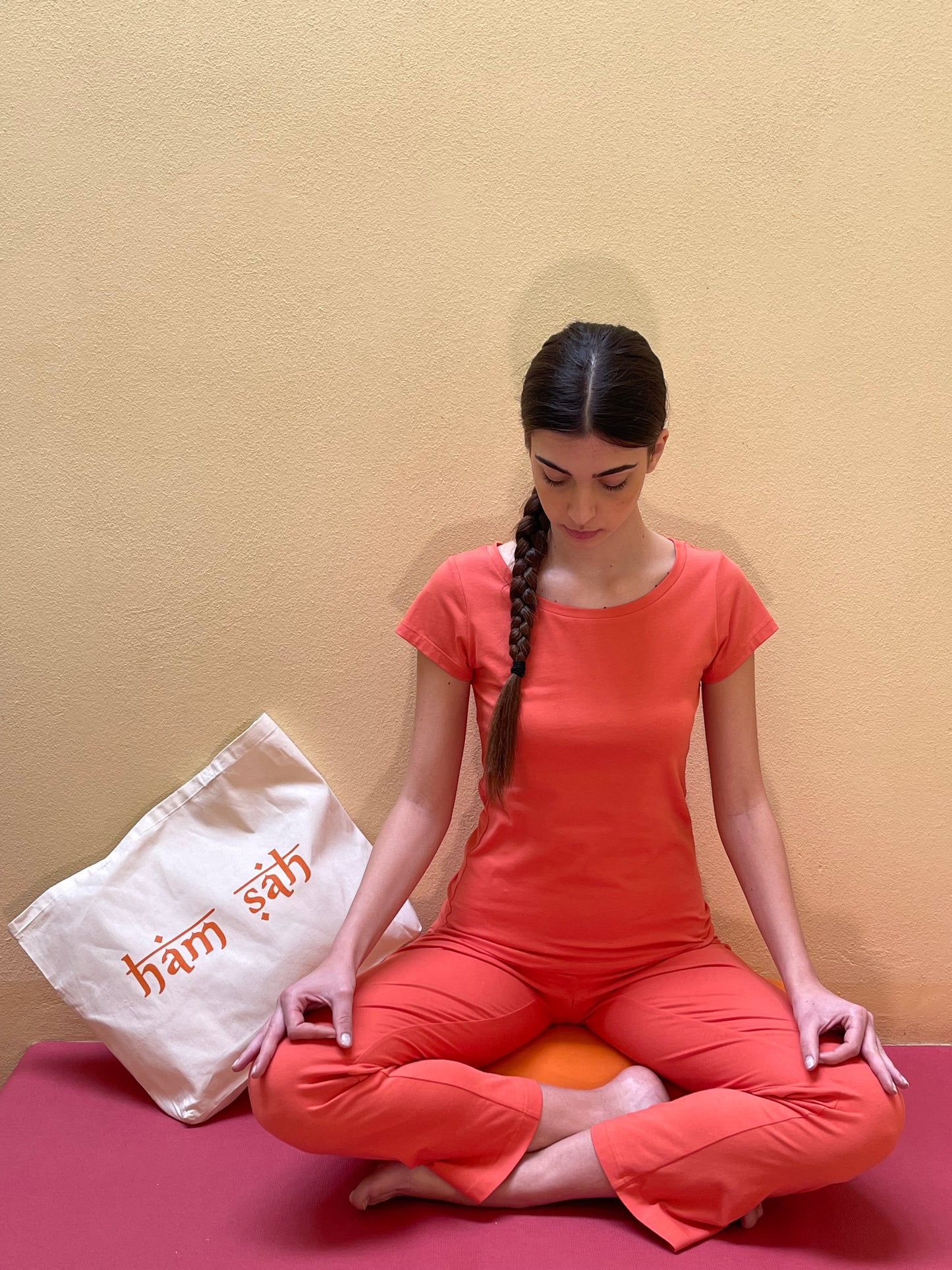 Pantalone arancio realizzato artigianalmente in Italia con polsino, fiocco e ricamo sole