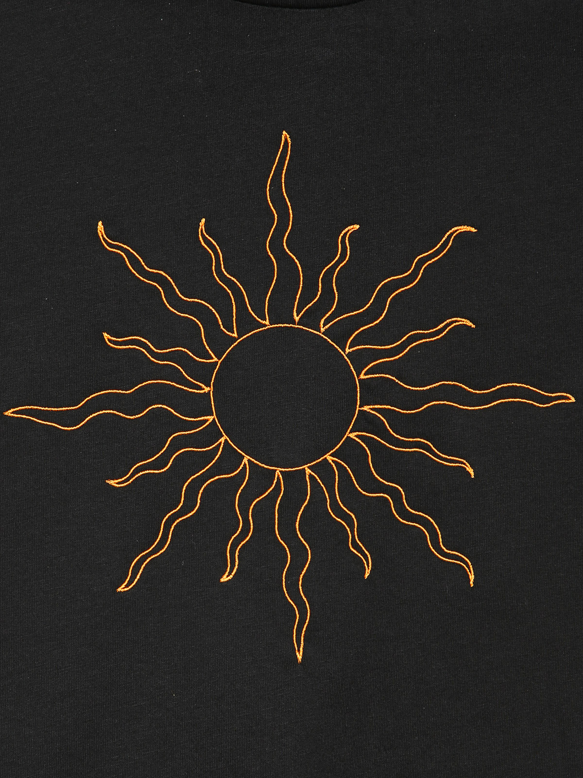 T-shirt nero yoga realizzata artigianalmente in Italia con ricamo sole