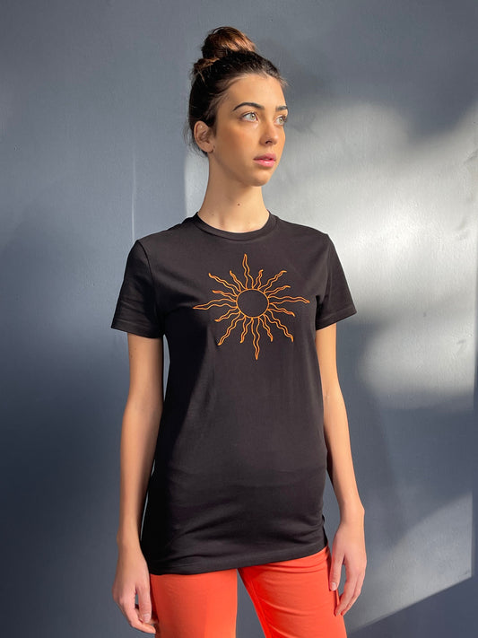 T-shirt nero yoga realizzata artigianalmente in Italia con ricamo sole