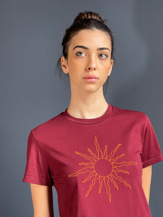 T-shirt bordeaux yoga realizzata artigianalmente in Italia con ricamo sole