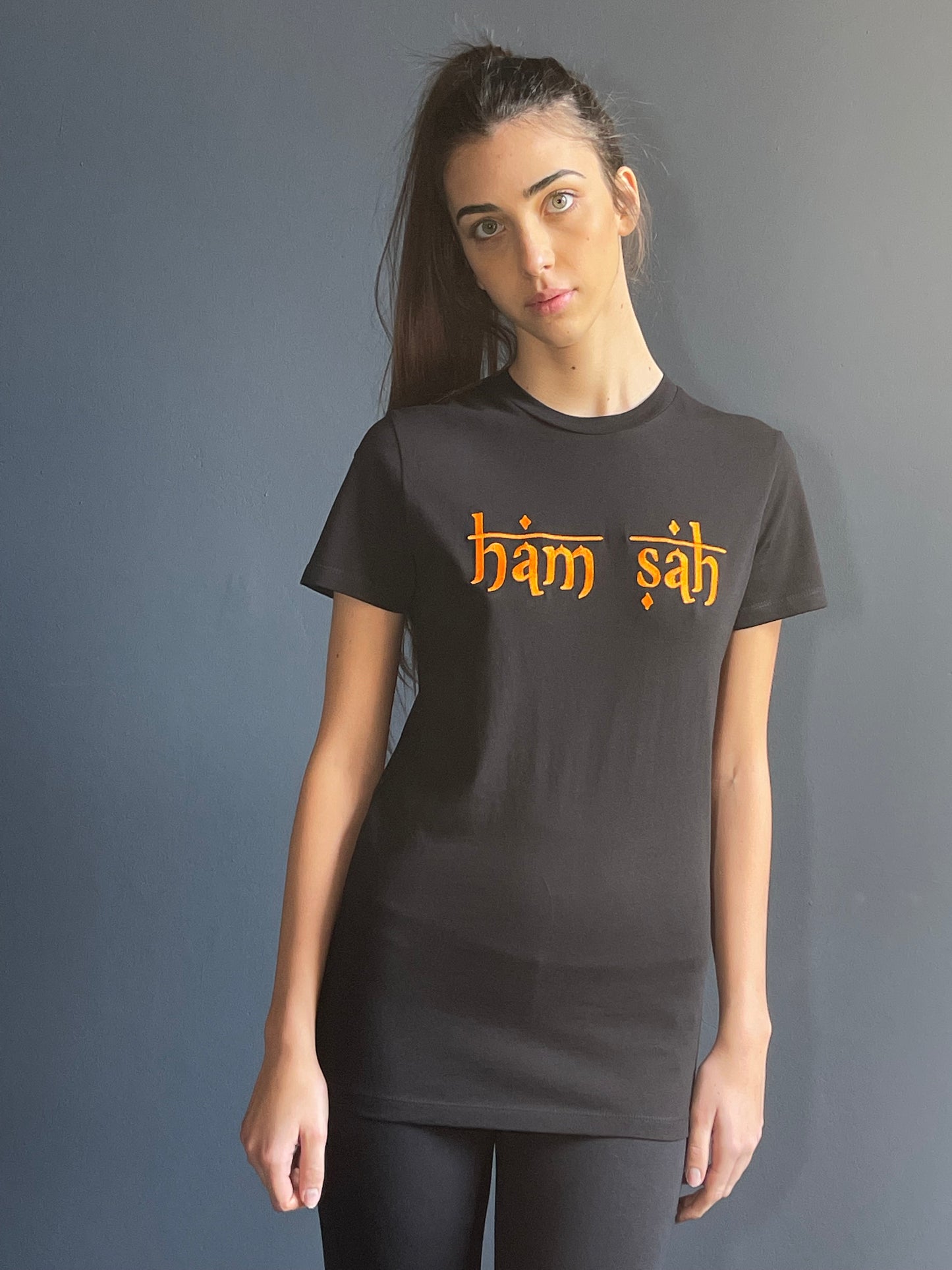 Maglia nera yoga realizzata artigianalmente in Italia con ricamo logo