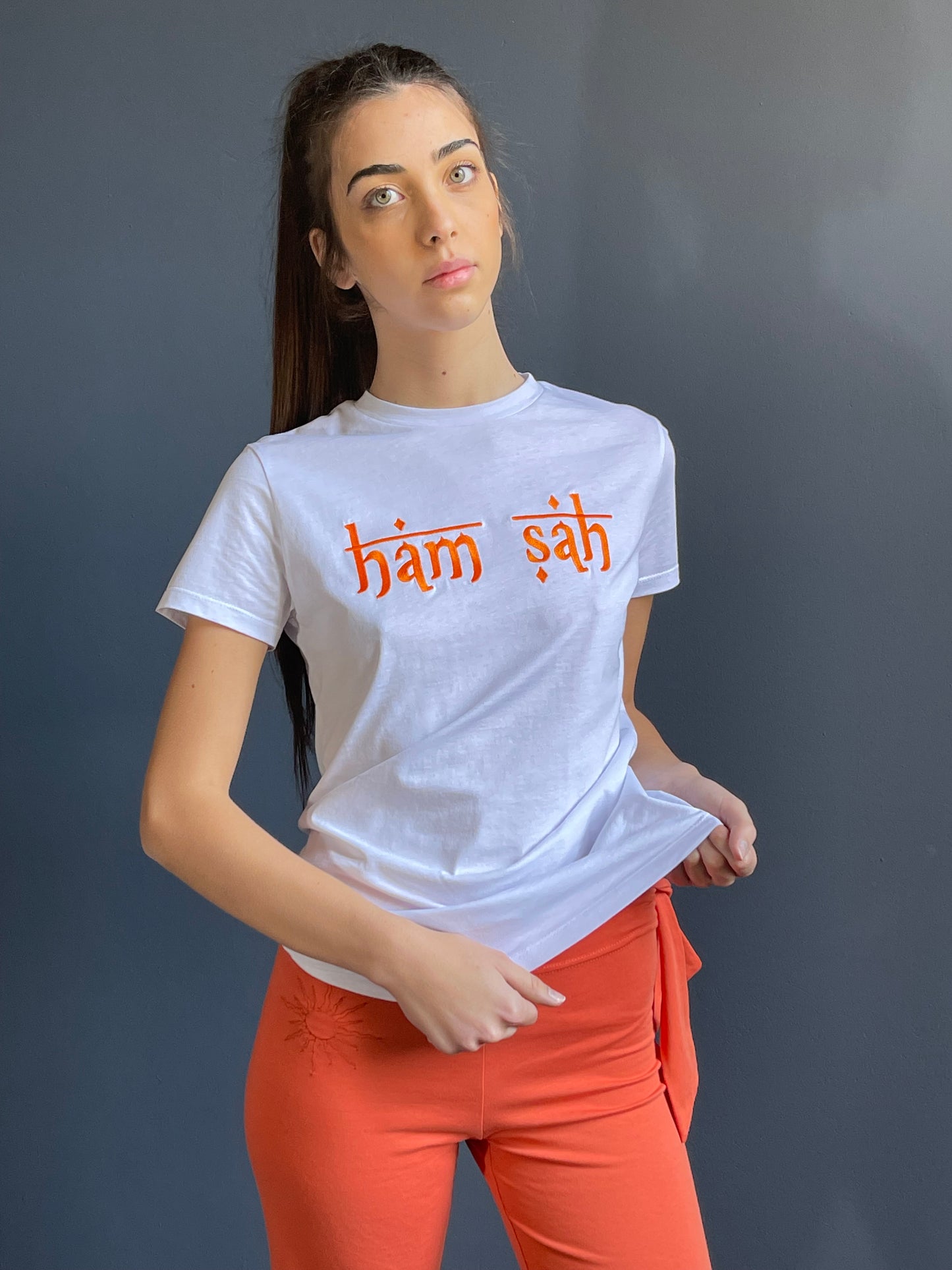 Maglia bianca yoga realizzata artigianalmente in Italia con ricamo logo