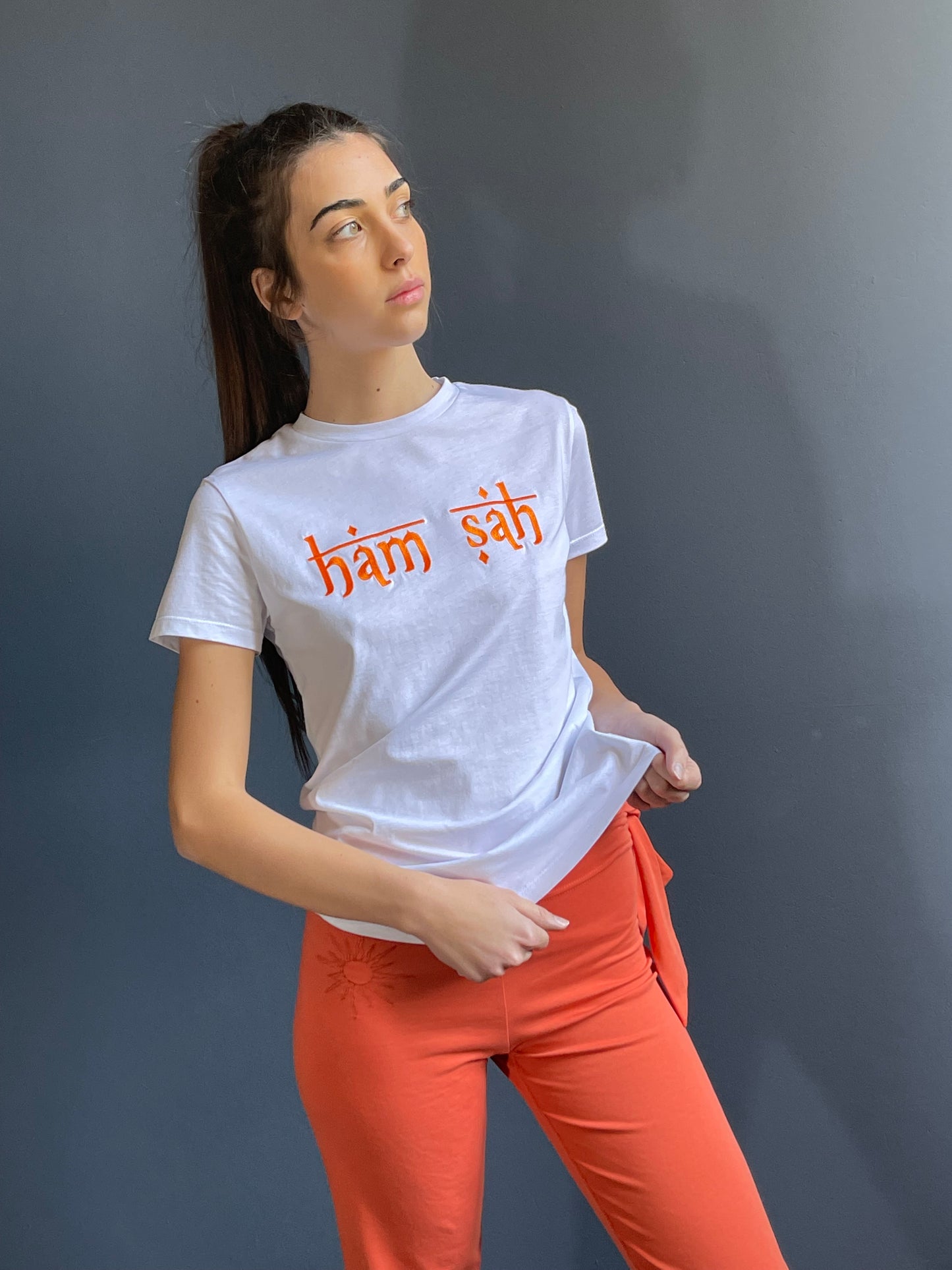 Maglia bianca yoga realizzata artigianalmente in Italia con ricamo logo