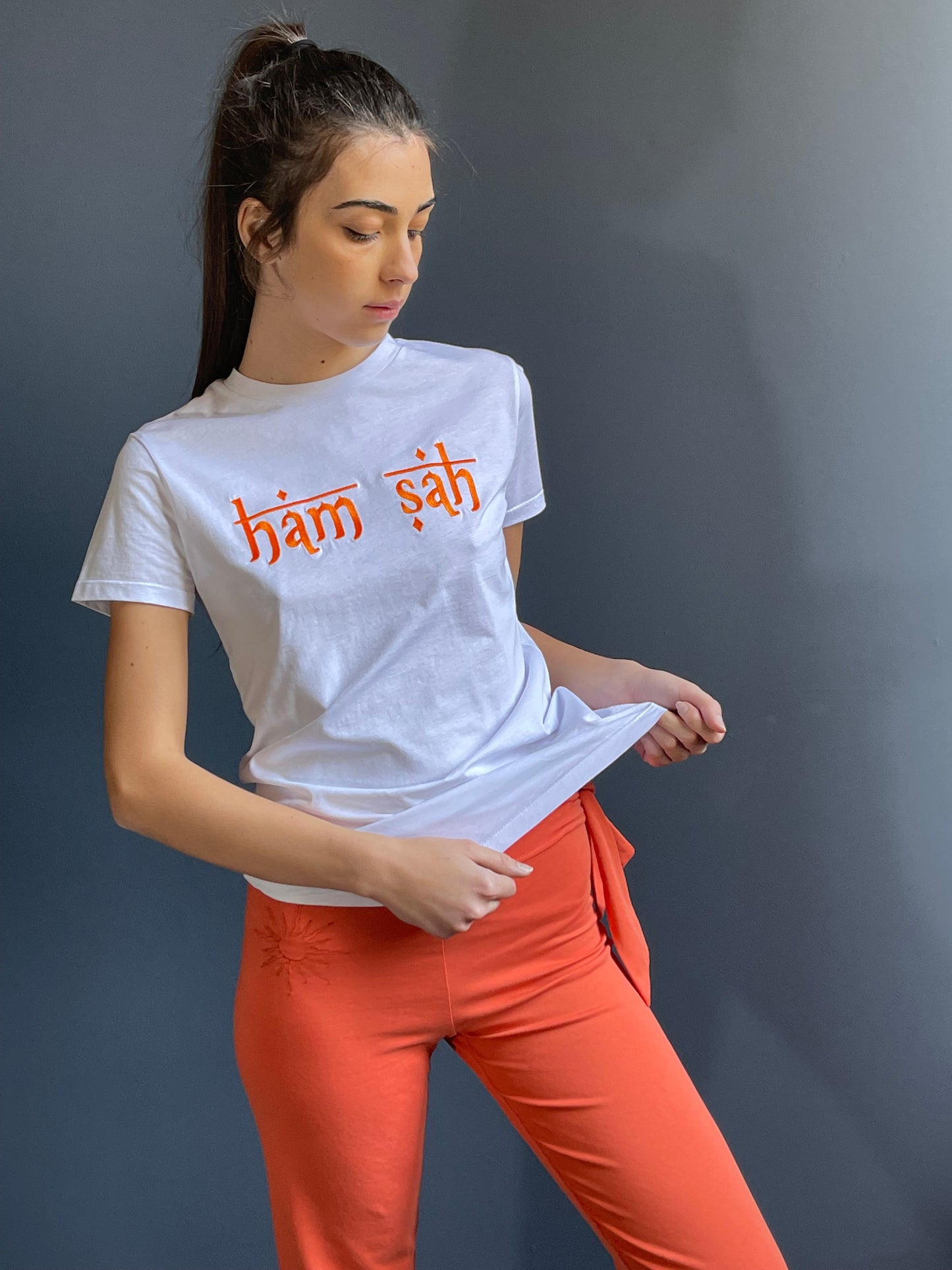 Maglia bianca yoga realizzata artigianalmente in Italia con ricamo logo