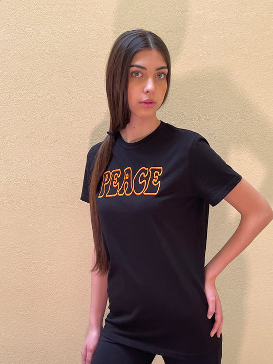 Maglia nera con ricamo "Peace" realizzato artigianalmente Italia