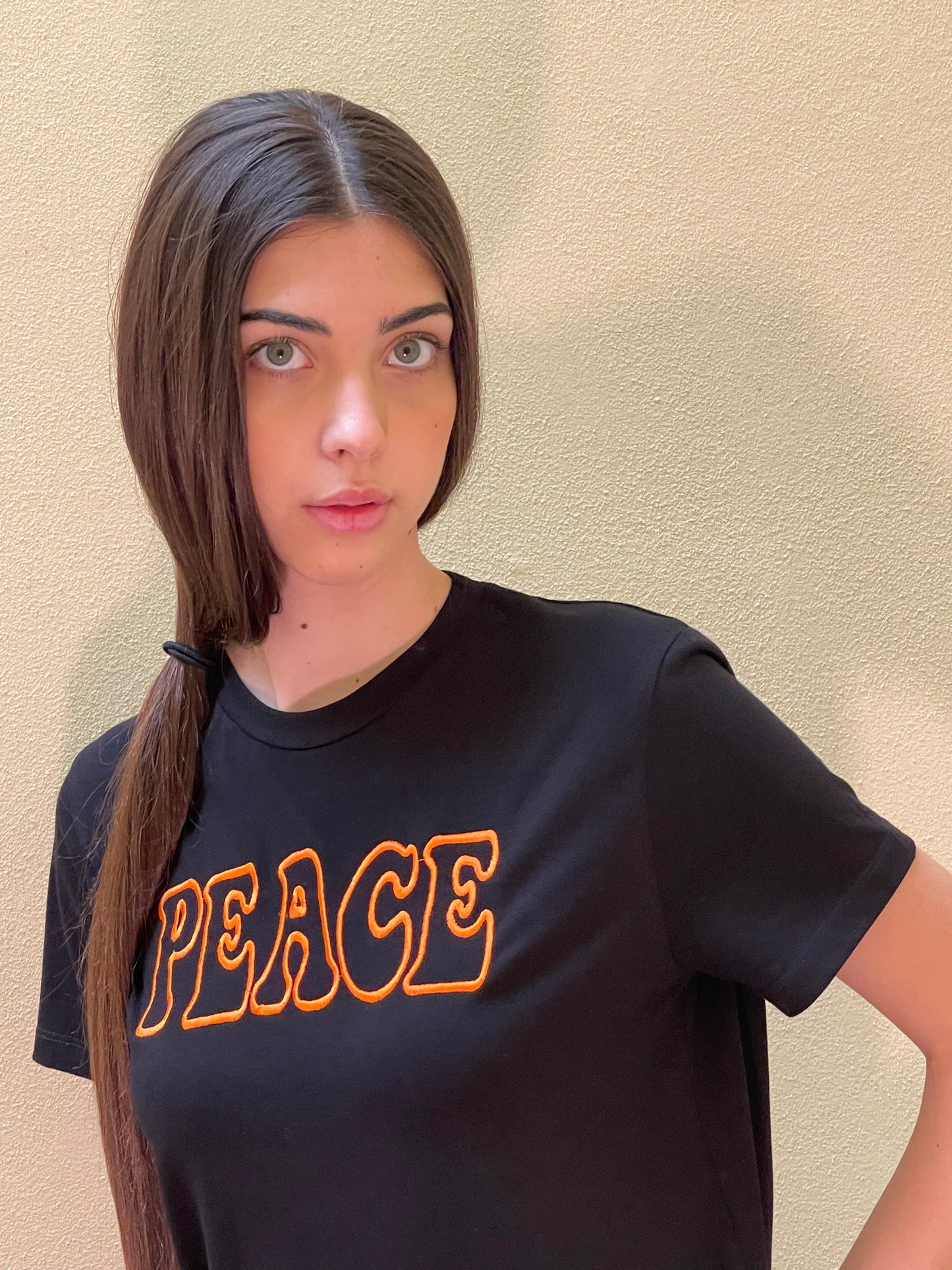 Maglia nera con ricamo "Peace" realizzato artigianalmente Italia