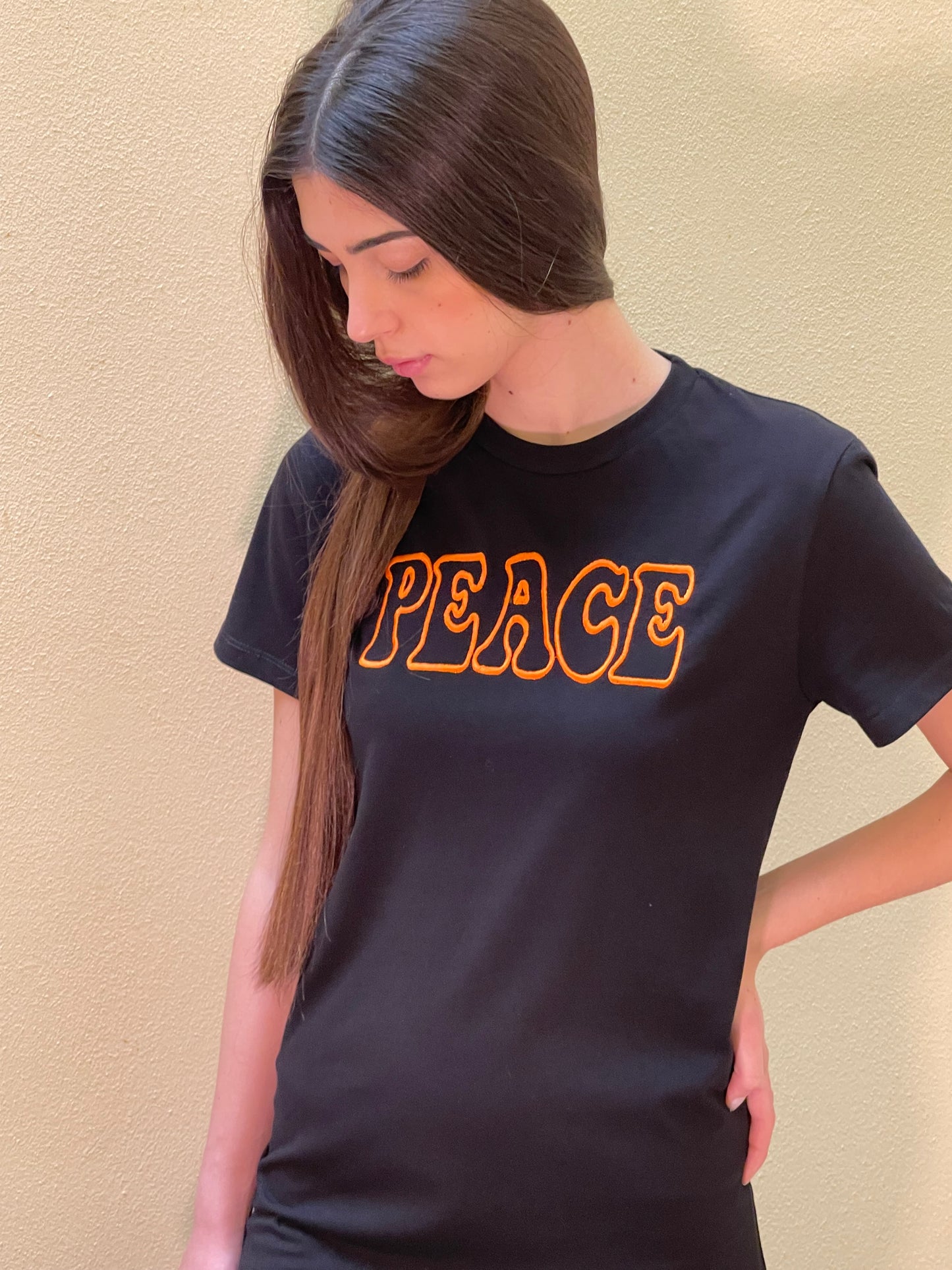 Maglia nera con ricamo "Peace" realizzato artigianalmente Italia