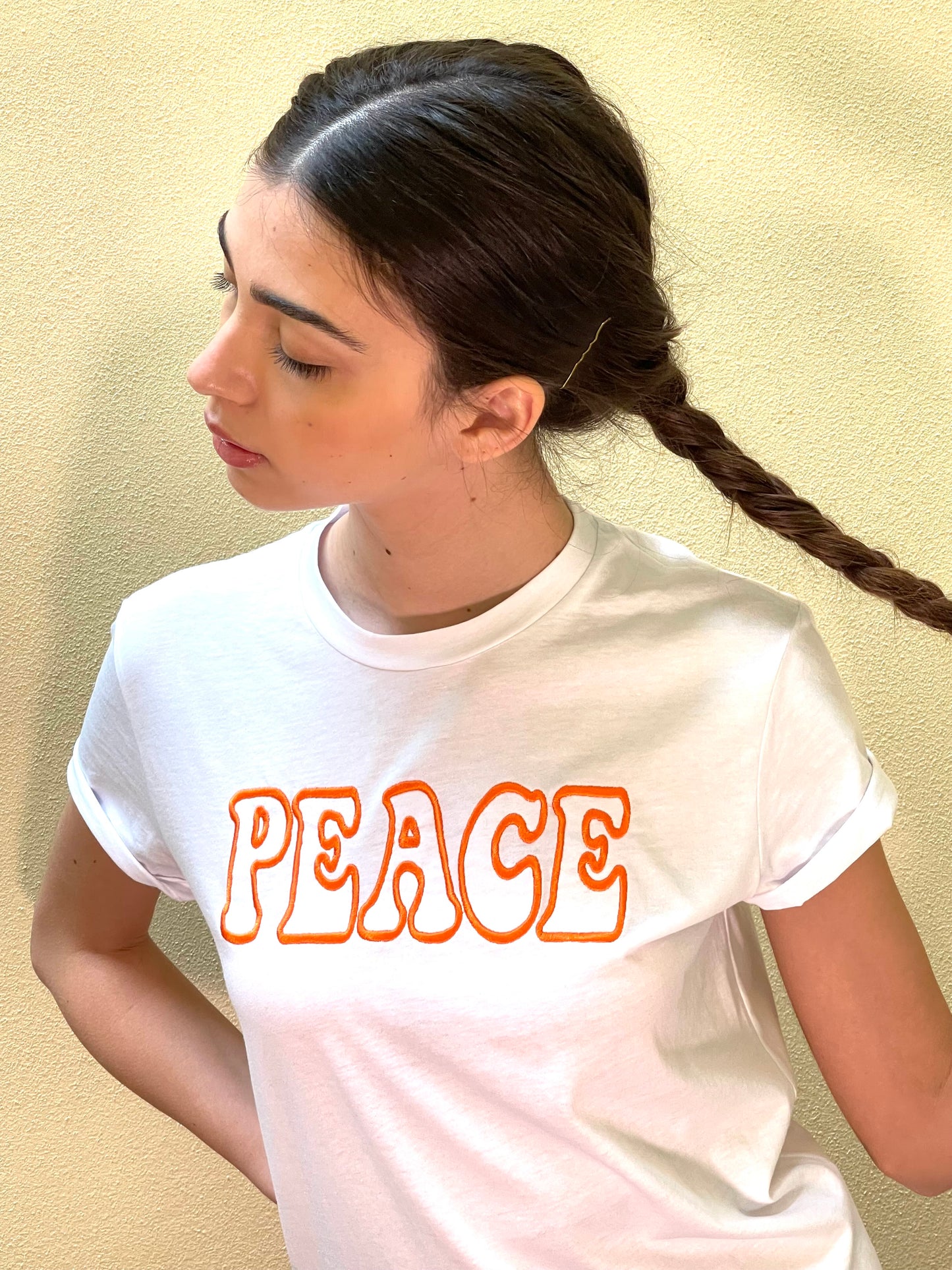 Maglia bianca con ricamo "Peace" realizzato artigianalmente Italia