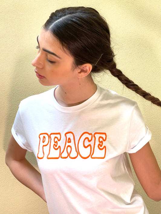 Maglia bianca con ricamo "Peace" realizzato artigianalmente Italia