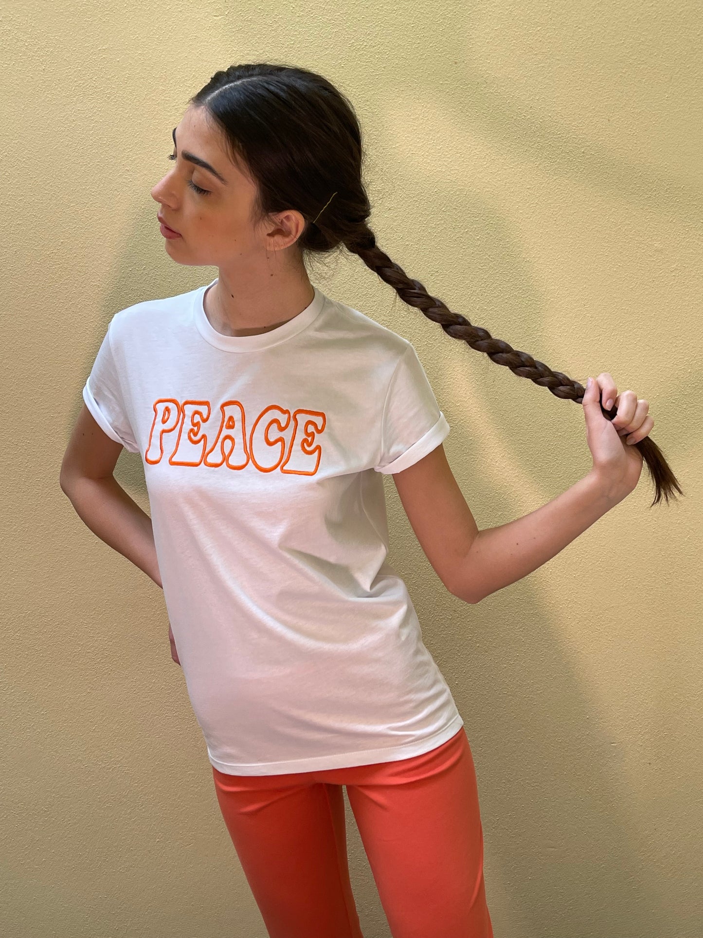 Maglia bianca con ricamo "Peace" realizzato artigianalmente Italia