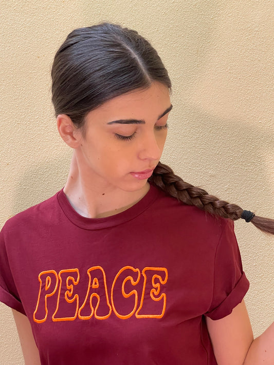 Maglia bordeaux con ricamo "Peace" realizzato artigianalmente Italia