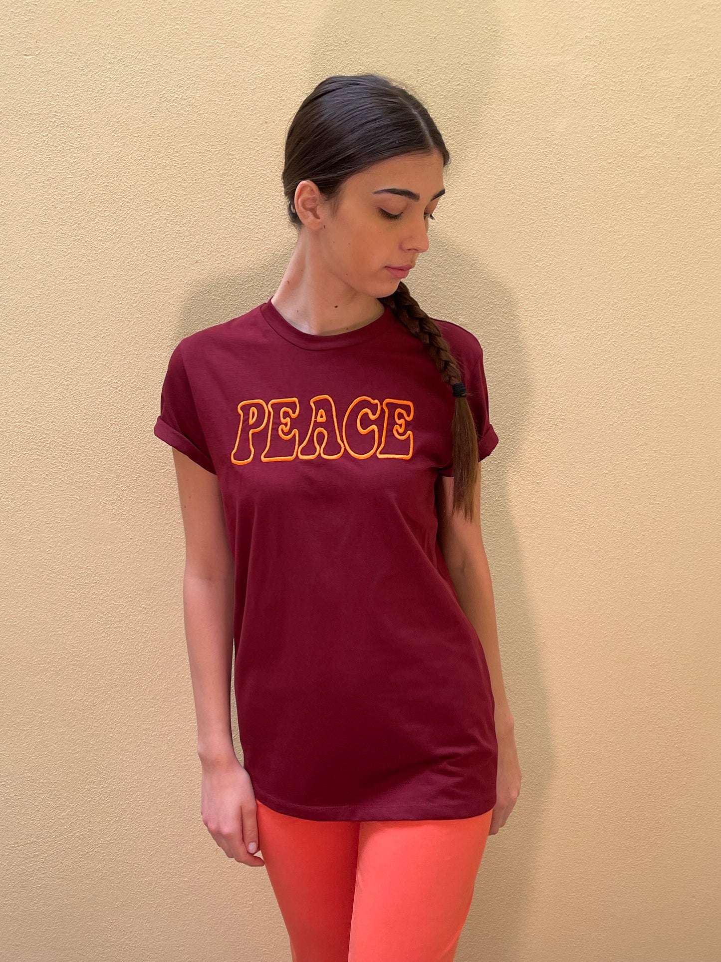 Maglia bordeaux con ricamo "Peace" realizzato artigianalmente Italia