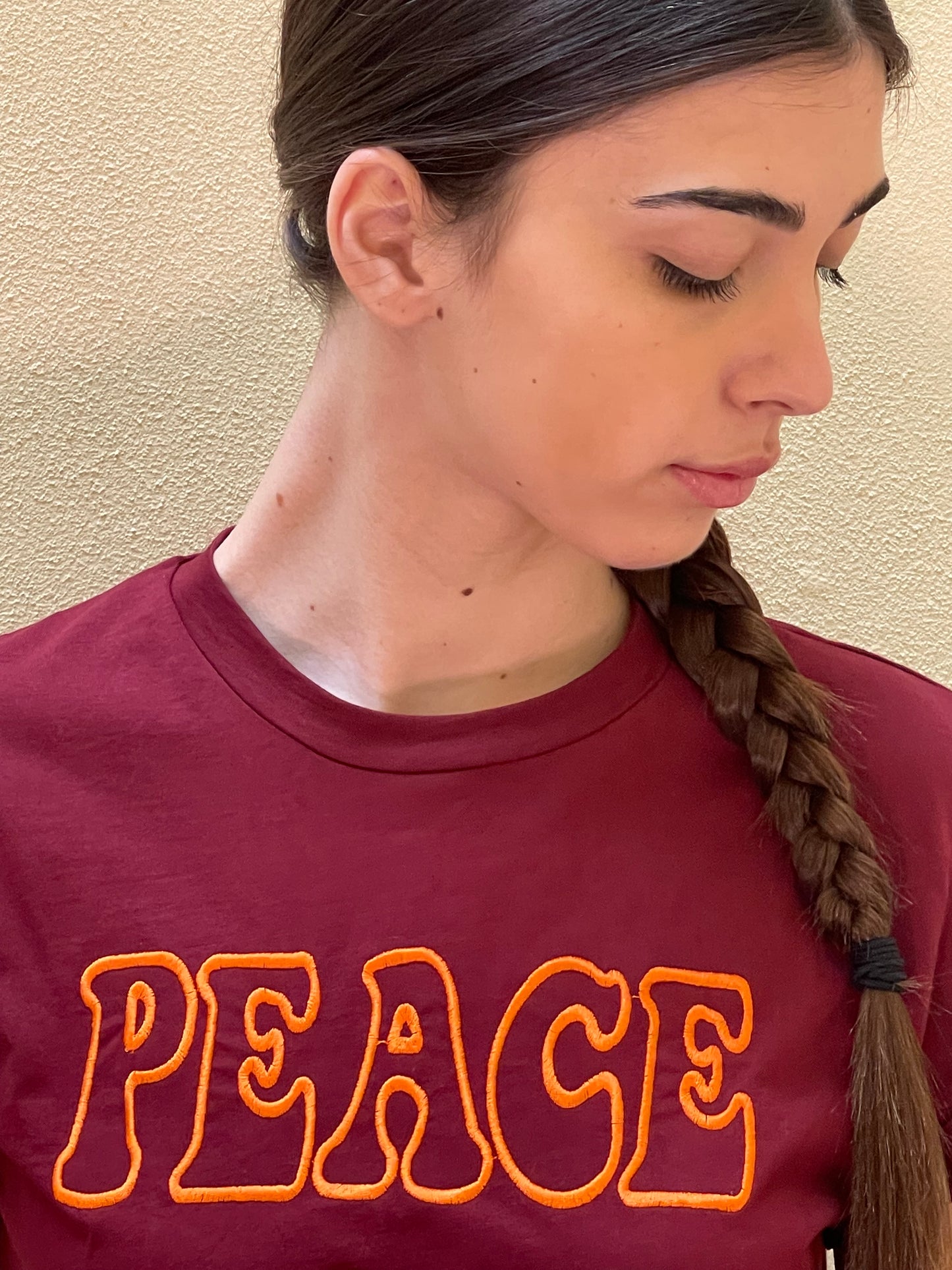 Maglia bordeaux con ricamo "Peace" realizzato artigianalmente Italia