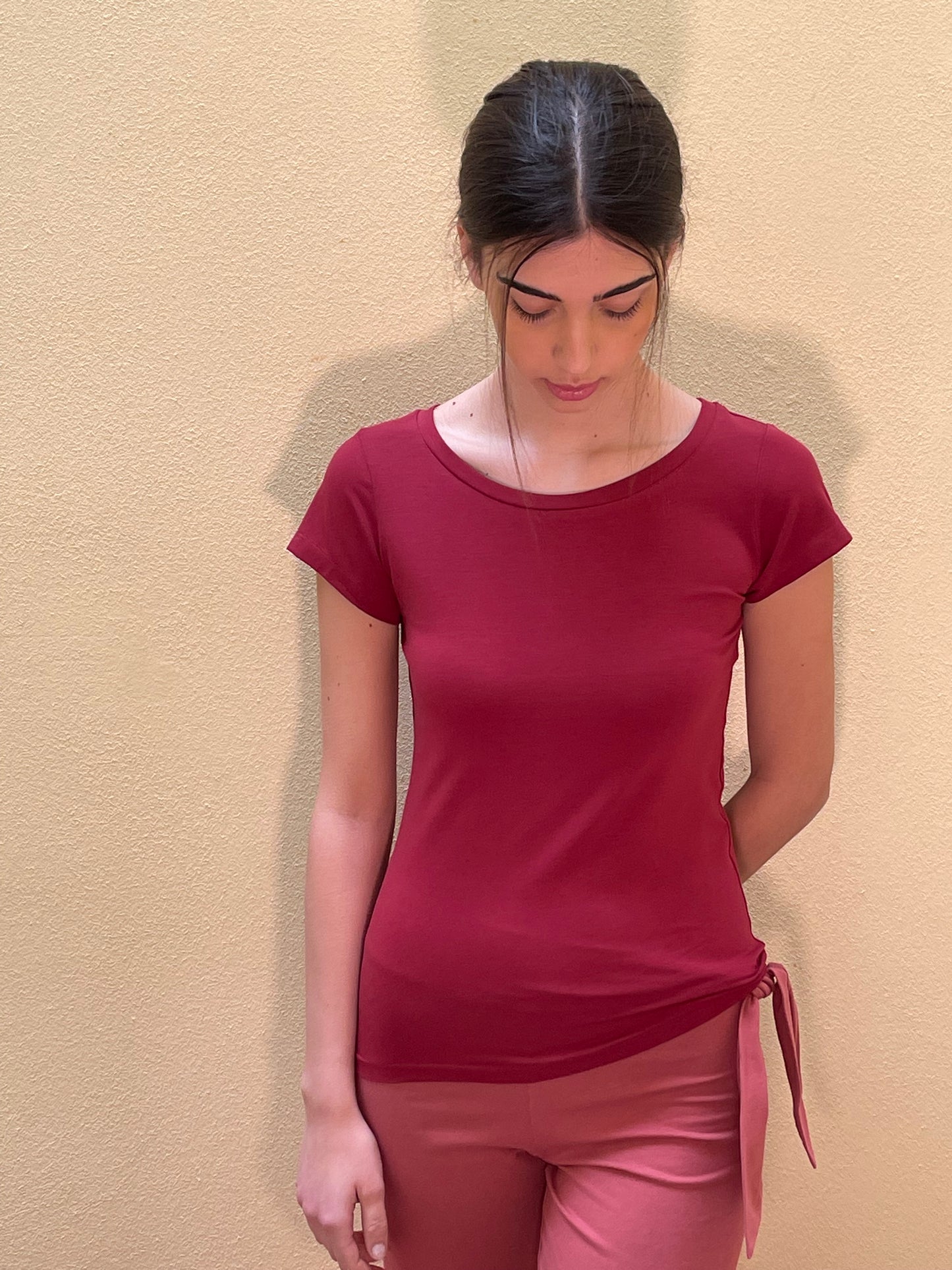 Maglia bordeaux yoga realizzata artigianalmente in Italia con ricamo sole