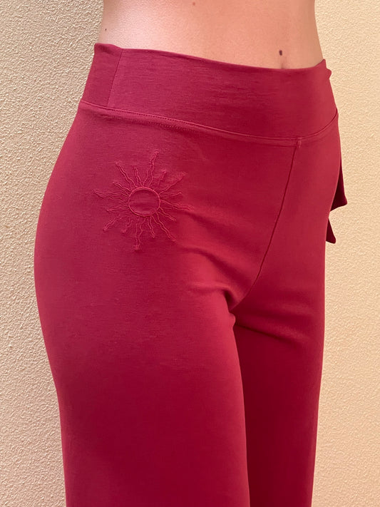 Pantalone bordeaux realizzato artigianalmente in Italia con polsino, fiocco e ricamo sole