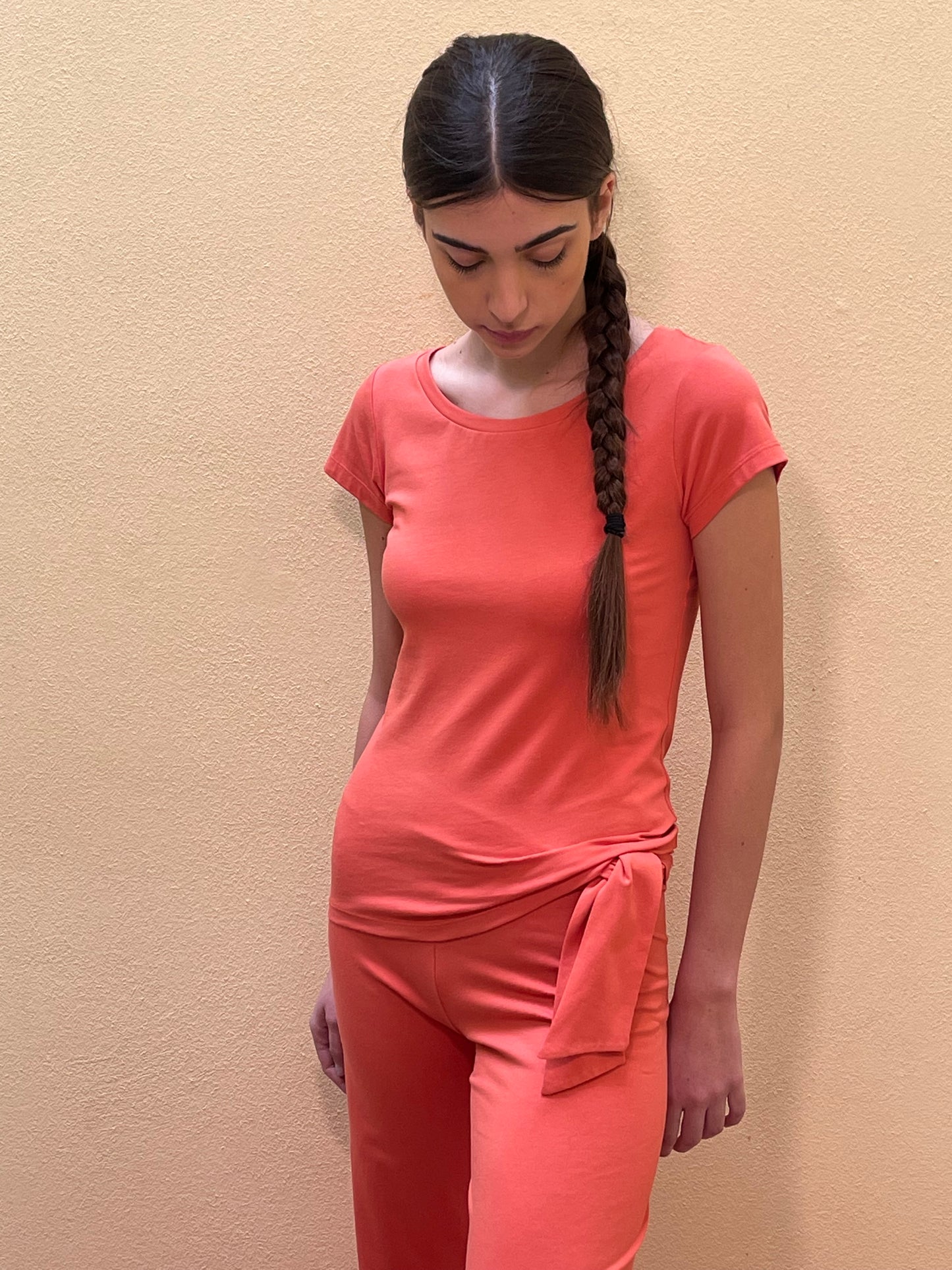 Maglia arancio yoga realizzata artigianalmente in Italia con ricamo sole