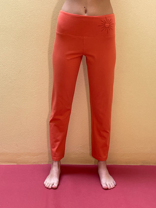 Pantalone arancio realizzato artigianalmente in Italia con ricamo sole