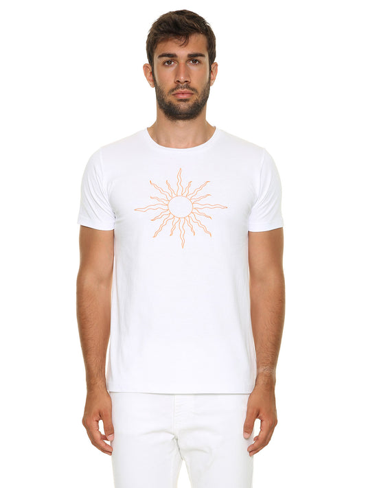 T-shirt bianca yoga realizzata artigianalmente in Italia con ricamo sole