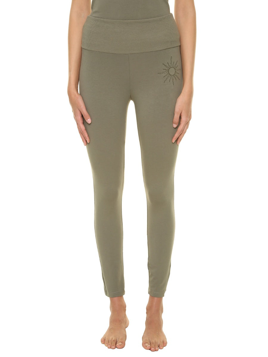 Leggings verde salvia realizzati artigianalmente in Italia con fascia in vita e ricamo sole